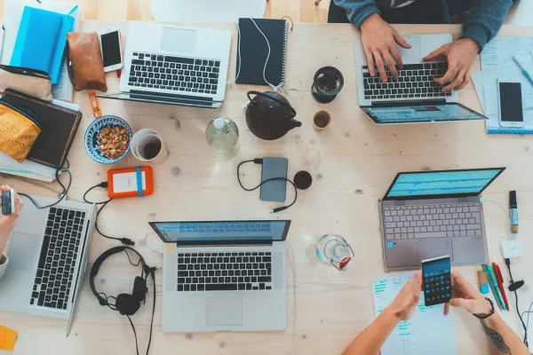 Students working together at a table of laptops, part-time web3 jobs for students